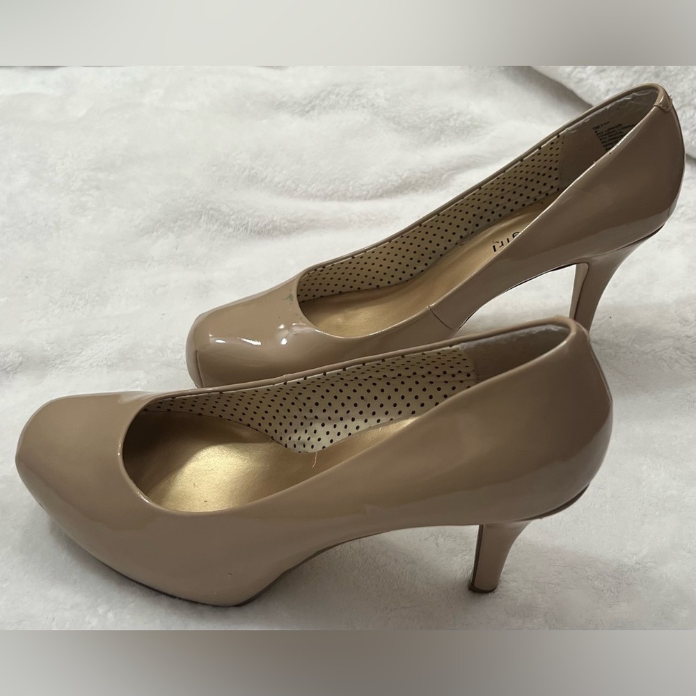 Madden Girl Nude GETTA Mid Heel Platform Pumps Patent Heels Size 9
